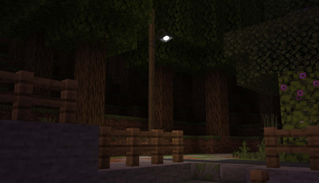 峠道の森の中をひっそりと照らす、古びた木軸のランプ。